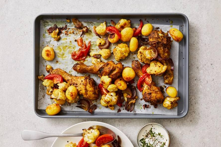 Traybake van kipdrumsticks, krieltjes en bloemkool