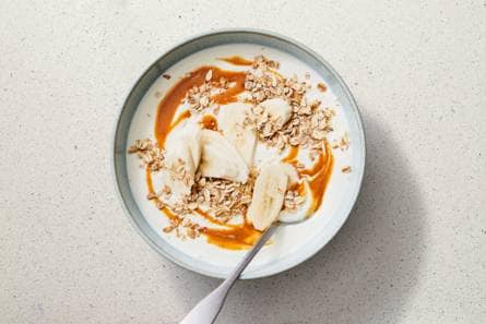 Yoghurt met muesli, banaan en pindakaas