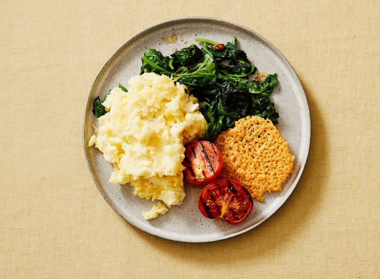 Aardappelpuree met kaas, groenten en kaaskoekjes
