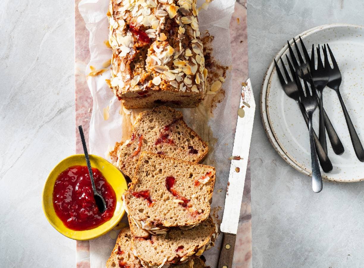 Bananenbrood met amandel en aardbeienjam