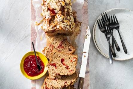 Bananenbrood met amandel en aardbeienjam (advertorial)