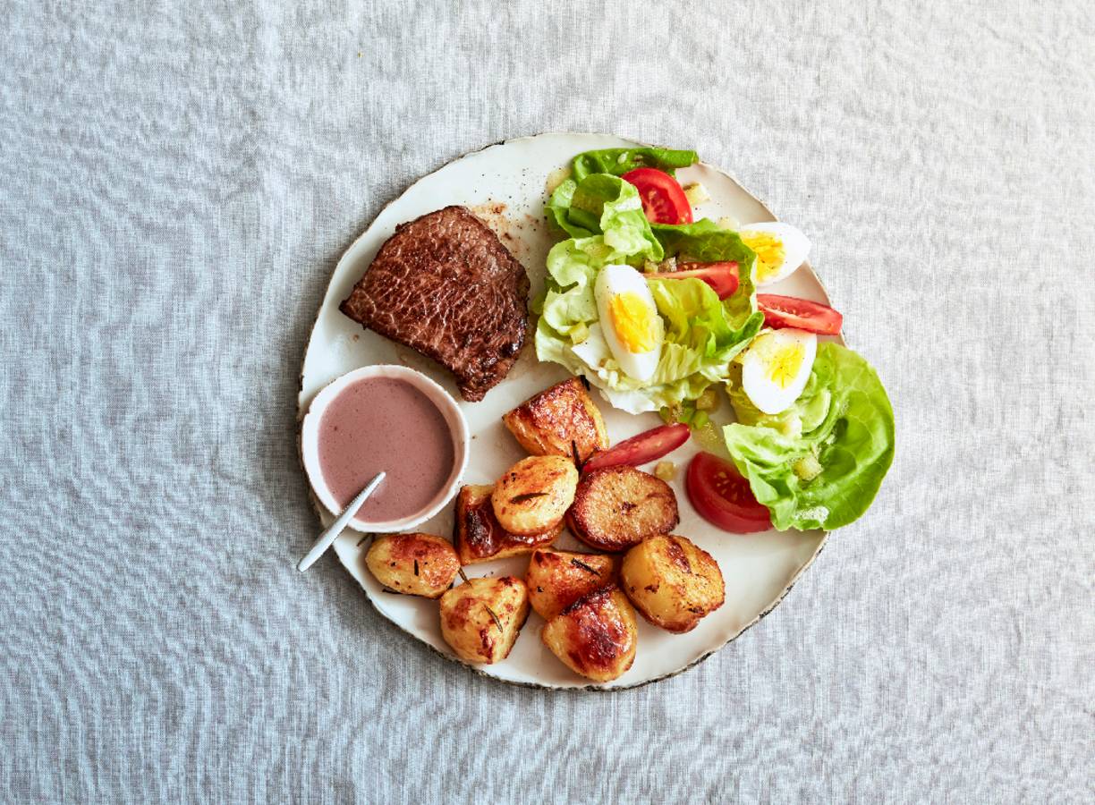 Biefstuk met rodewijnsaus en geroosterde aardappelen