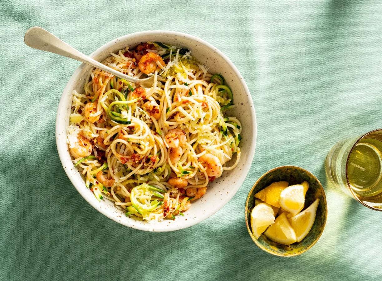 Courgettespaghetti met garnalen, tapenade en extra vierge olijfolie