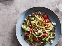 Vega dinertje voor 2: courgetti met lekker veel groenten en in een half uur klaar.