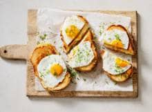 Geïnspireerd door de klassieke Franse 'tosti': de croque madame! Met Nederlandse kaas en ham en een gebakken eitje on top! En dat gebakken eitje (en bechamel) is het verschil met een croque monsieur.