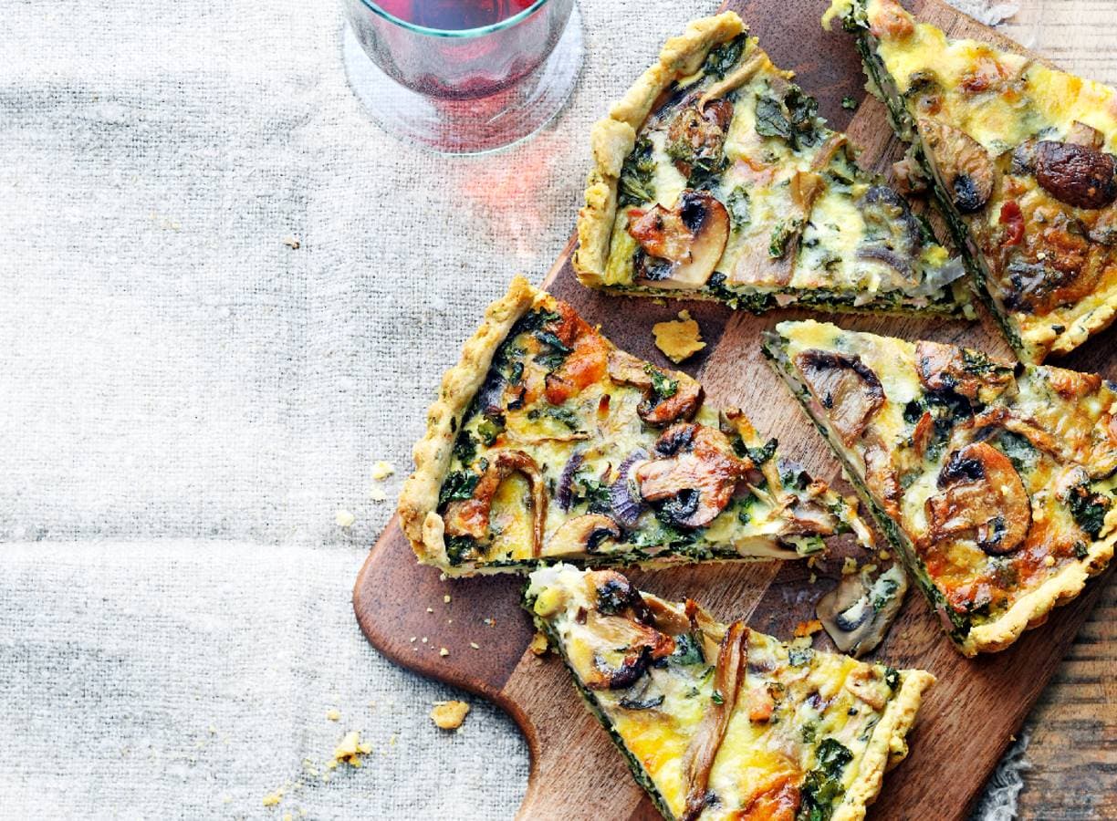 Hartige taart met champignons, paddenstoelen, boerenkool en pancetta