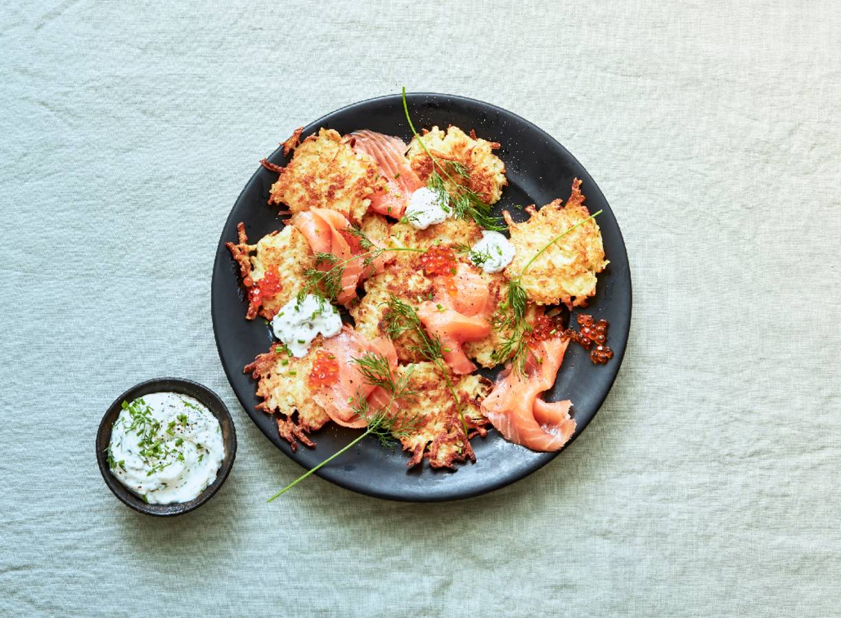 Latkes met kruiden-crème fraîche en gerookte zalm