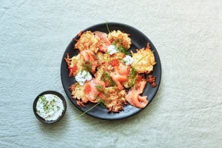 Latkes met kruiden-crème fraîche en gerookte zalm