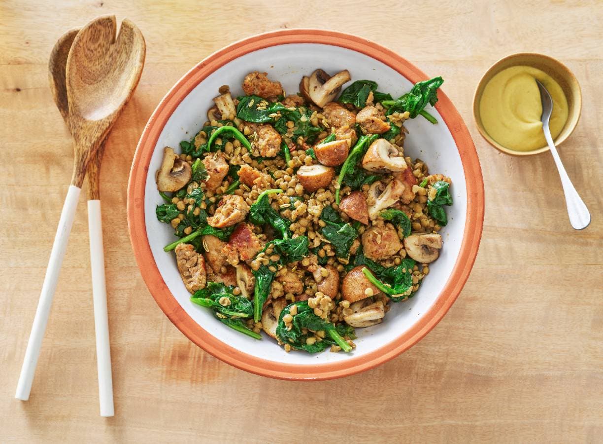 Linzenschotel met spinazie, champignons en worst