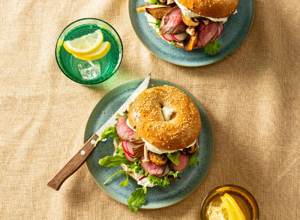 Luxe bagel met roomkaas, biefstuk en paddenstoelen