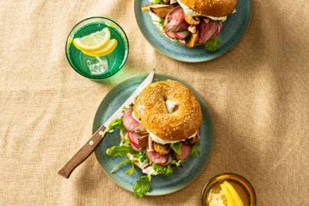 Luxe bagel met paturain, biefstuk en paddenstoelen (advertorial)