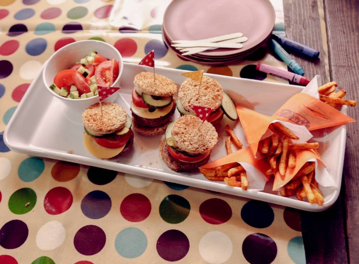 Mini hamburgertjes en mini puntzakje Franse friet