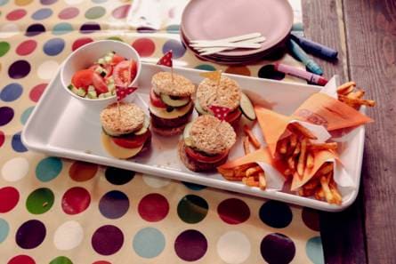 Mini hamburgertjes en mini puntzakje Franse friet