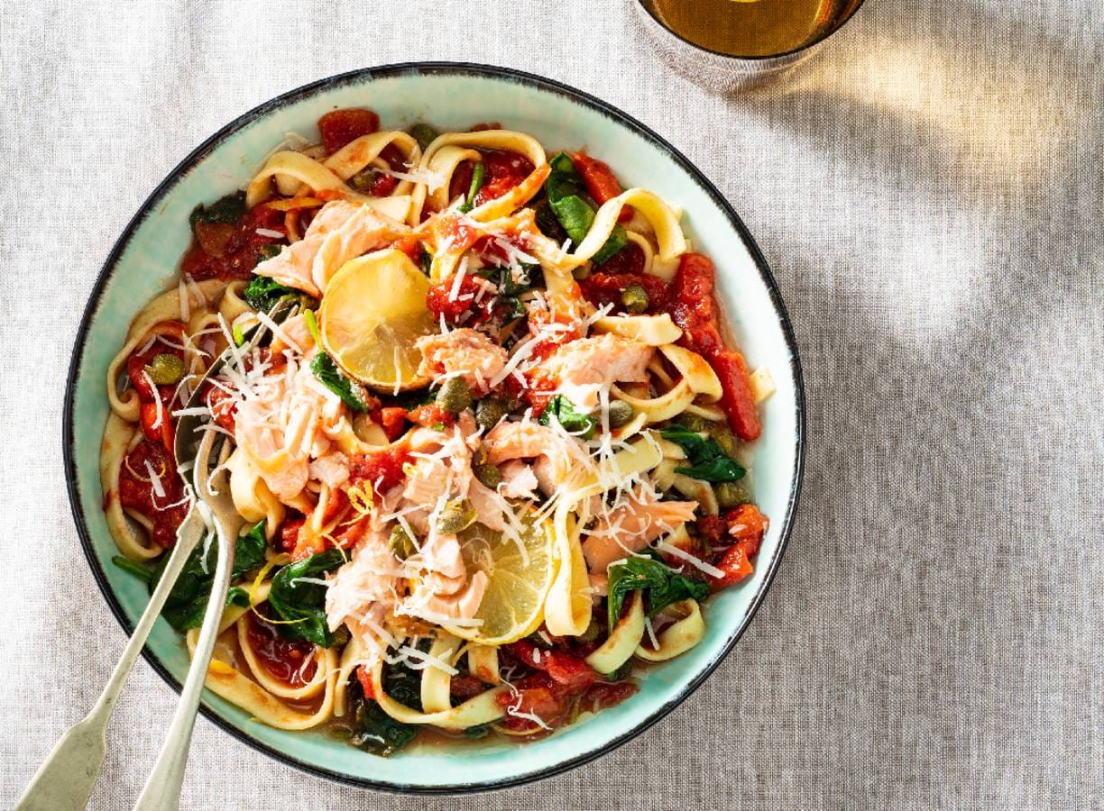 Tagliatelle met zalm in tomatensaus