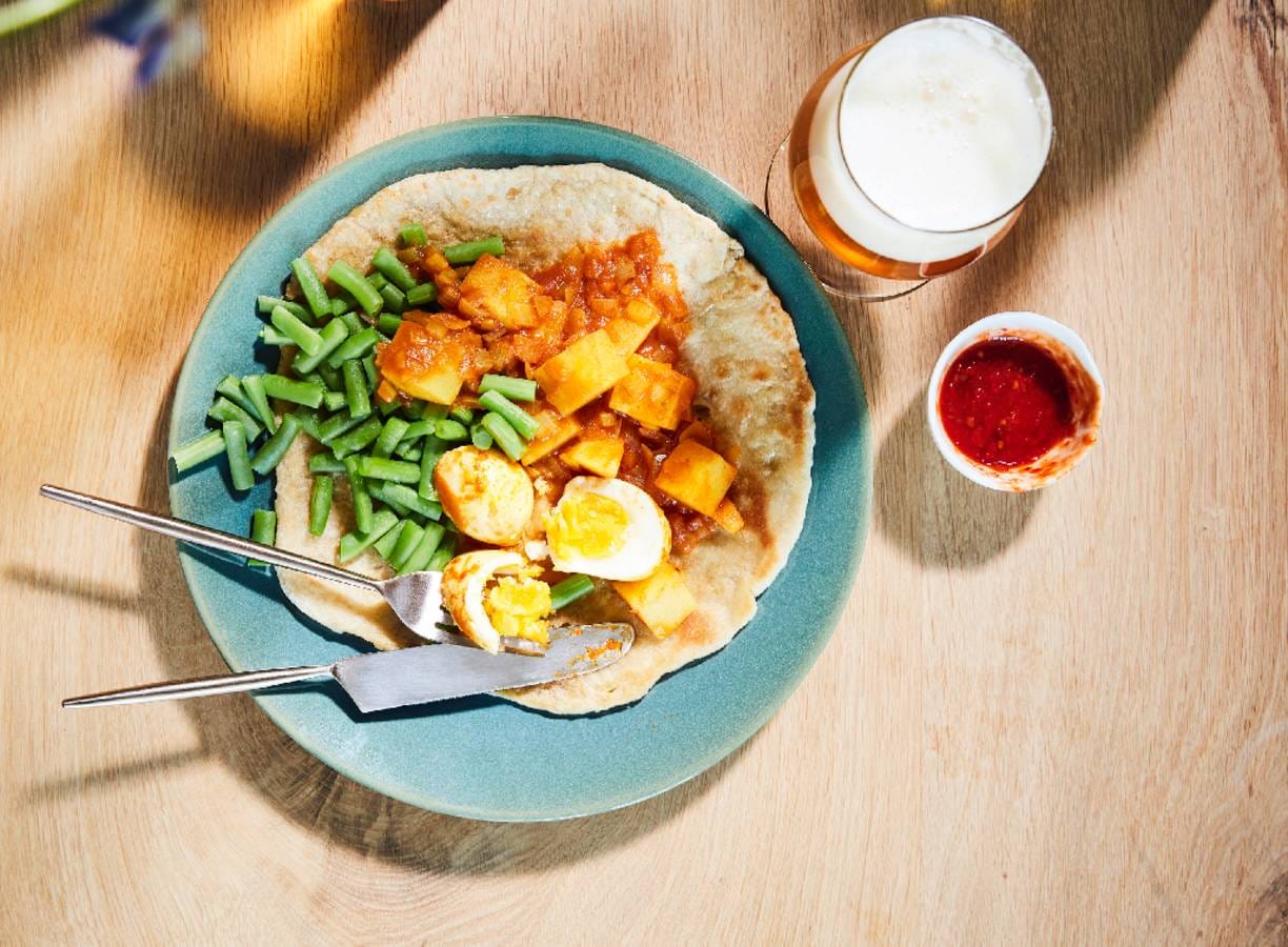 Vega aardappelcurry met boontjes en roti
