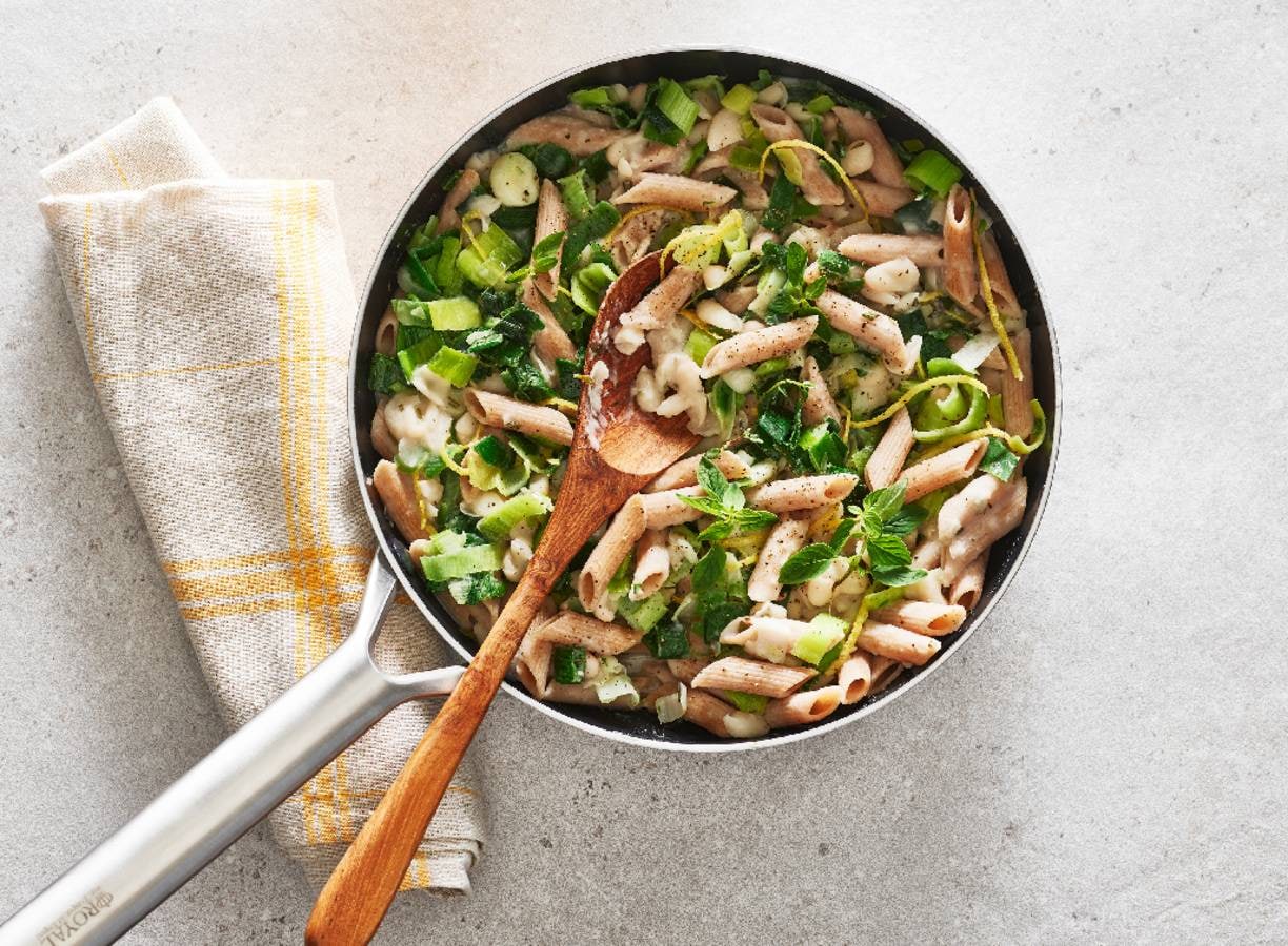 Vegan pasta met prei en bonensaus