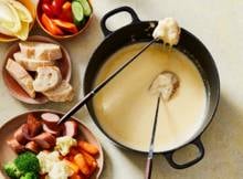 De geheimen van deze Hollandse kaasfondue? Niet alleen de Zaanlander kaas, maar ook de rookworst!