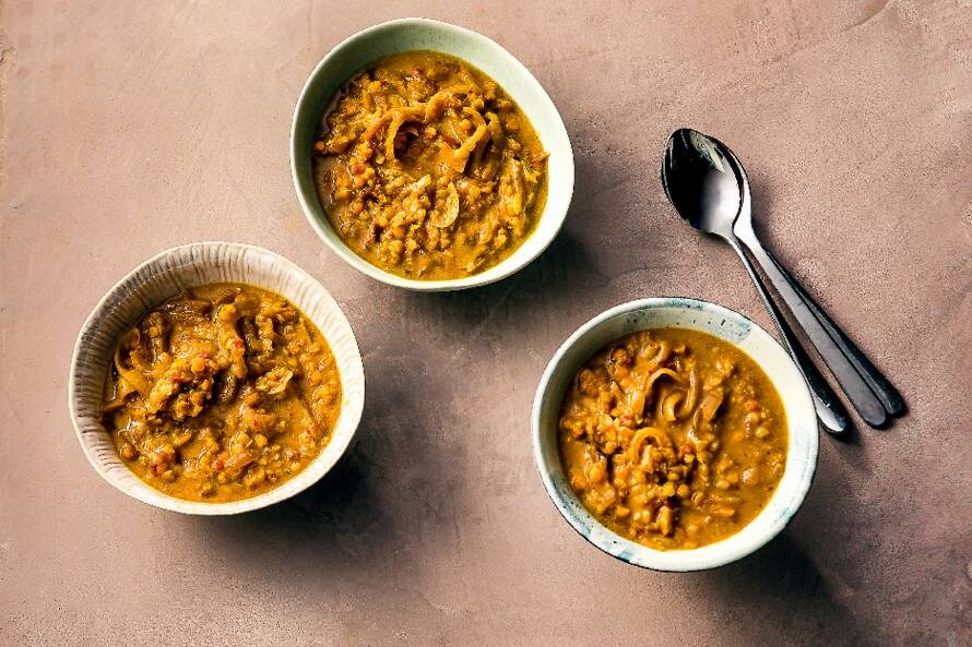 Dahl met gember en gekarameliseerde ui