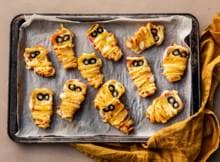 Brrrrr, deze Halloweenpaprrrrrikaatjes lijken net echte mummies! Een heerlijk Halloween hapje om uit te delen.