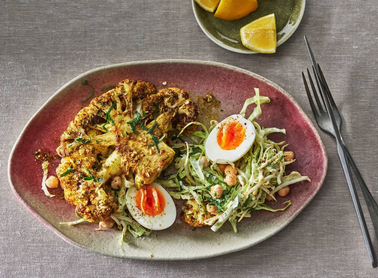 Bloemkoolsteaks met kikkererwtensalade