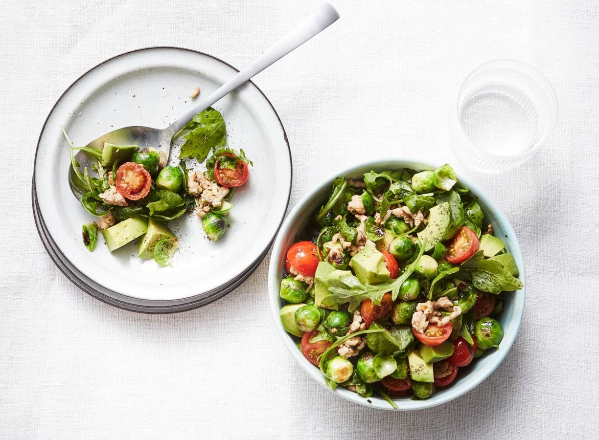 Spruitjes roerbak met kip, avocado en cherrytomaten
