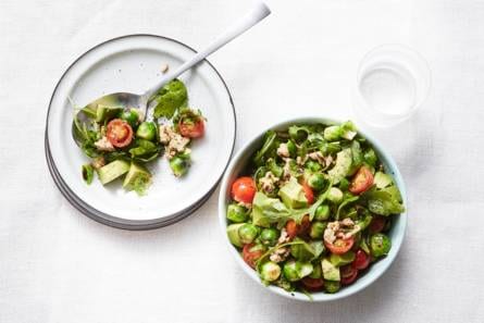 Spruitjes roerbak met kip, avocado en cherrytomaten