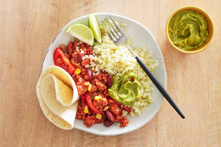 Snelle chili sin carne met guacamole, bloemkoolrijst en gegrilde paprika