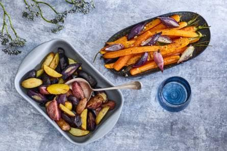 Aardappeltjes en wortel uit de oven met rozemarijn-zeezoutolie