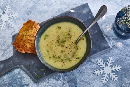 Pastinaaksoep met truffel & kaaskletskoppen