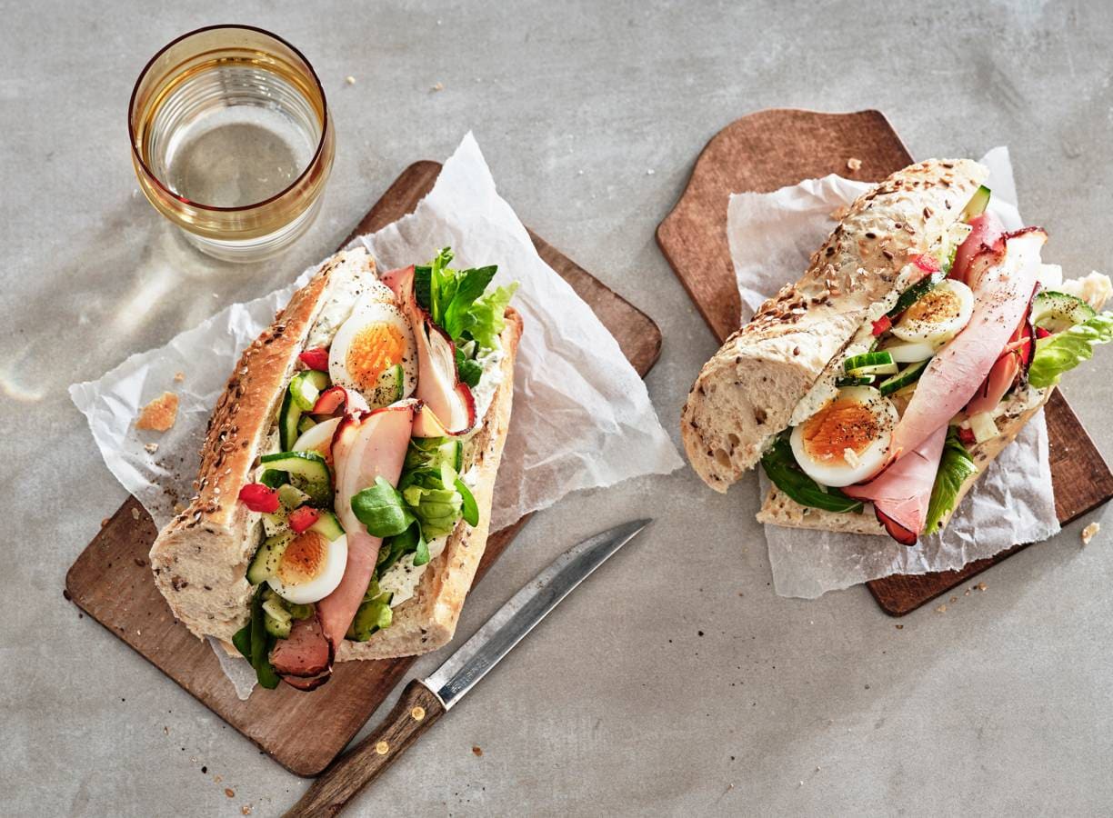 Broodje verse roomkaas, gegrilde ham en ei