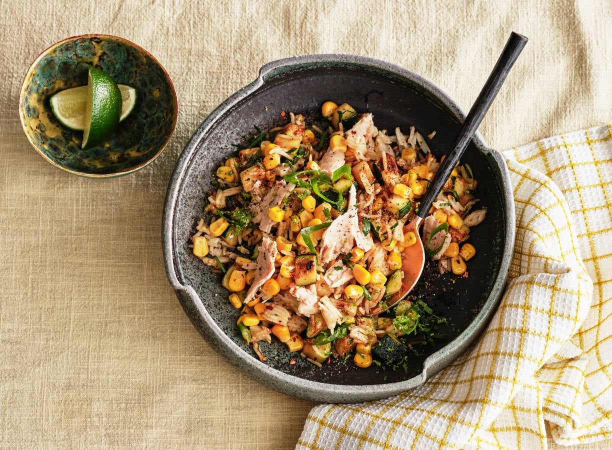 Snelle rijstschotel met mais, courgette en tonijn
