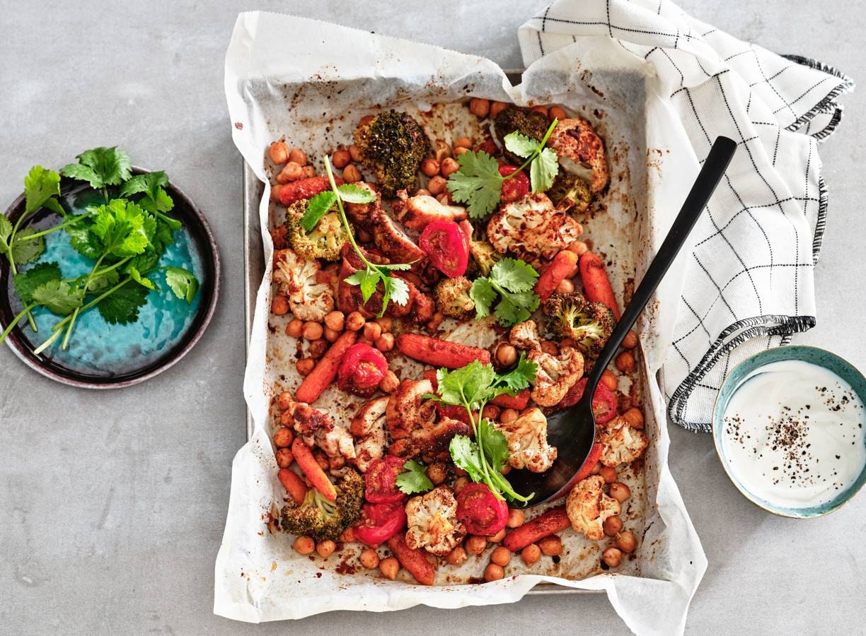 Traybake kip tandoori met kikkererwten en tomaat