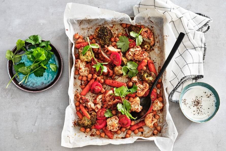 Traybake kip tandoori met kikkererwten en tomaat