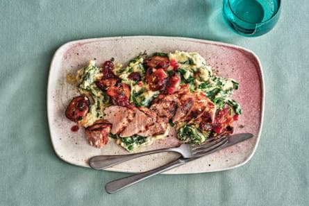 Varkenshaas, roergebakken champignons en puree met cranberrysaus
