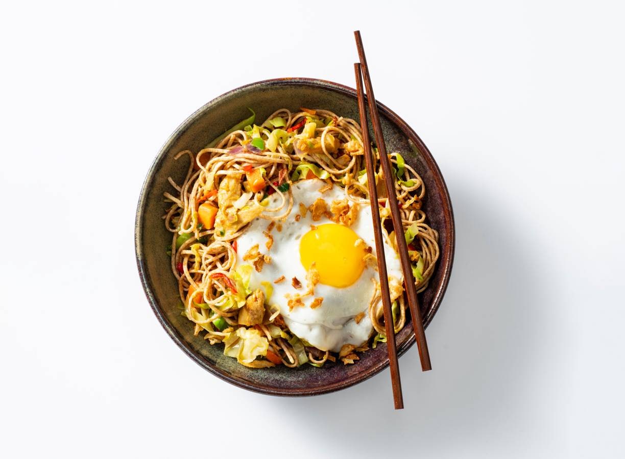 Bami met vegetarische Kipstuckjes en gebakken ei recept - Allerhande