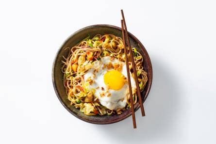 Bami met vegetarische Kipstuckjes en gebakken ei