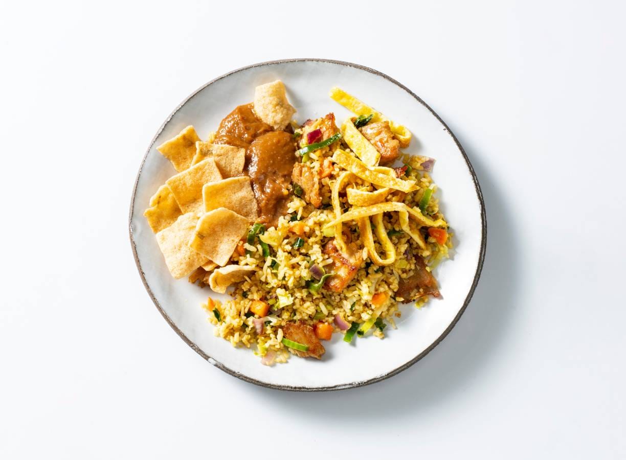 Nasi met vegetarische Kipstuckjes en satésaus