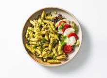 Een onovertroffen klassieker: pasta pesto. Bonus? Hij is lekker vega!