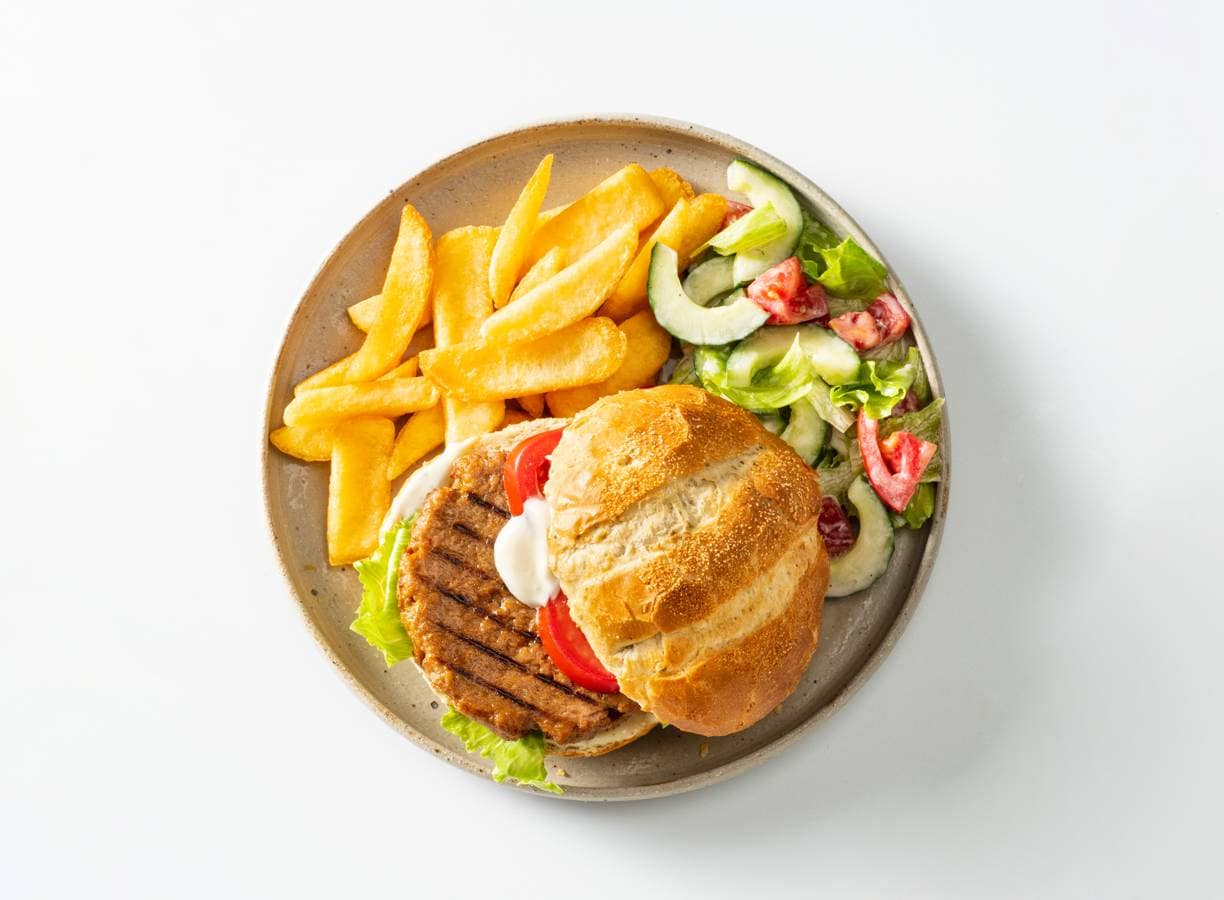 Vegetarische burger met salade en friet