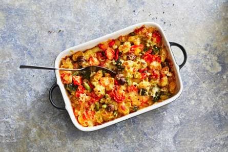 Ovenschotel van pasta, groente en balletjes