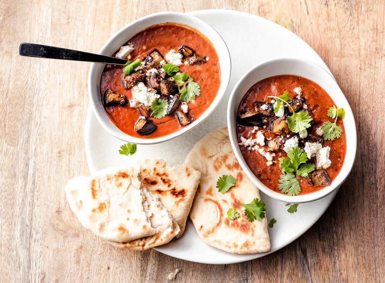 Aubergine-tomatensoep met flatbread