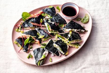 Mini-sushisandwiches met zalm en kip