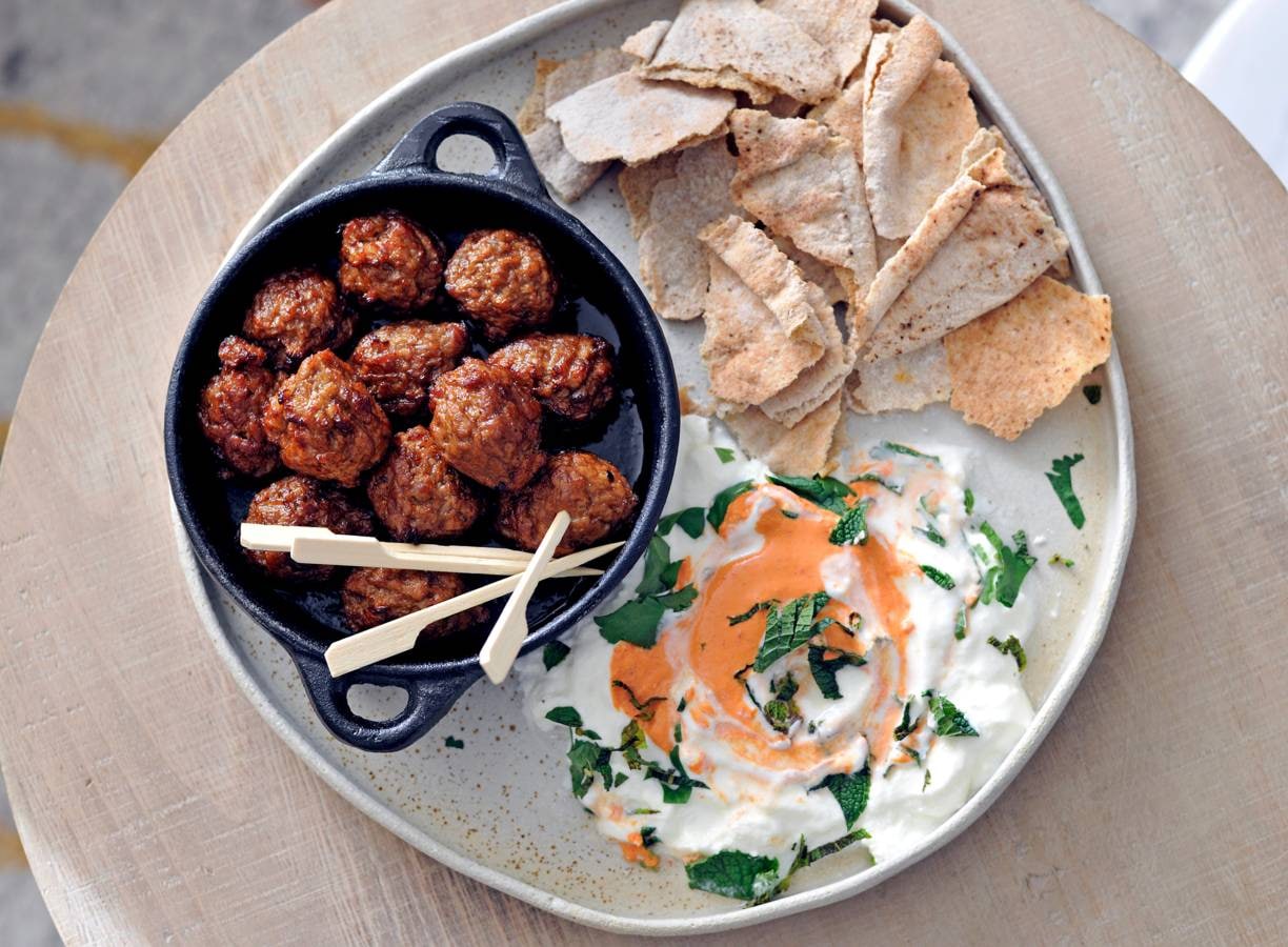 Knapperig platbrood met paprikadip en vega balletjes