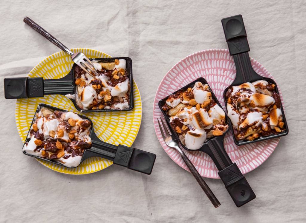 Marshmallowbananensplit met chocoladesaus uit een