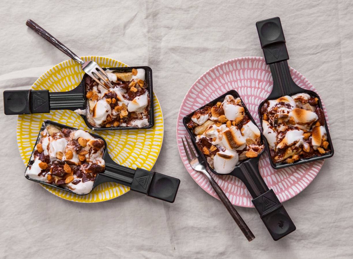 Marshmallow-bananensplit met chocoladesaus uit gourmetpannetje - Allerhande | Heijn