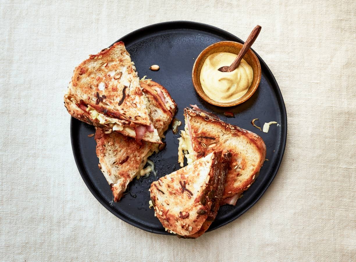 Pantosti met gruyère, ham en mosterd