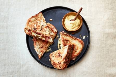 Pantosti met gruyère, ham en mosterd