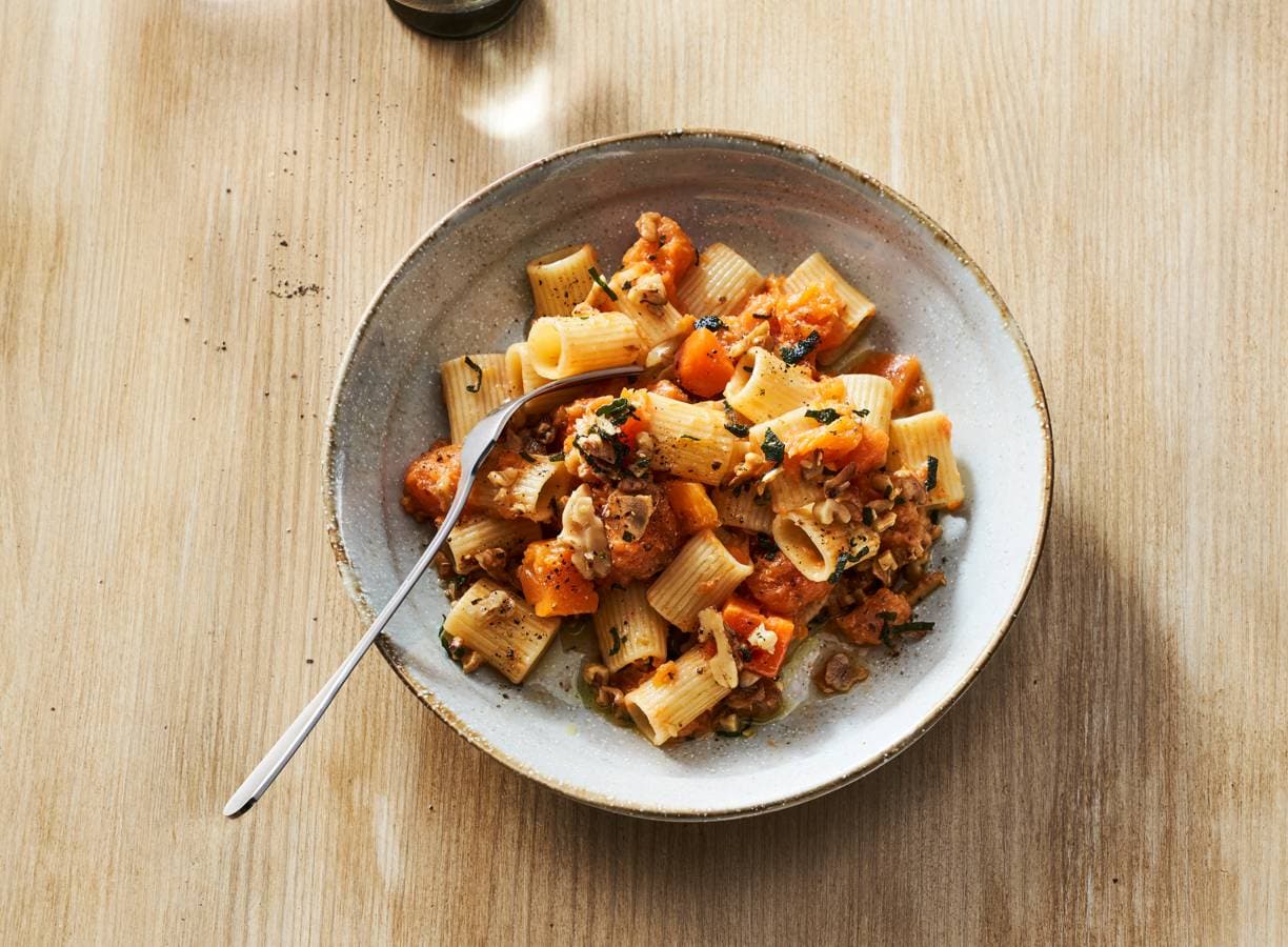 Pasta met pompoen en walnoten-knoflookkruim