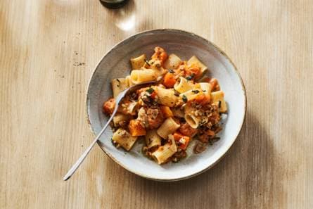 Pasta met pompoen en walnoten-knoflookkruim
