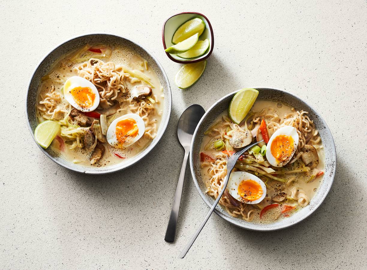 Pindasoep met noedels en champignons
